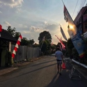 Depuis Yogyakarta, au centre de l'île de Java, on trouve à proximité le temple bouddhique de Borobudur, à l'ouest, et le temple hindouiste de Prambanan, à l'est..#Indonesia #temple #borobudur